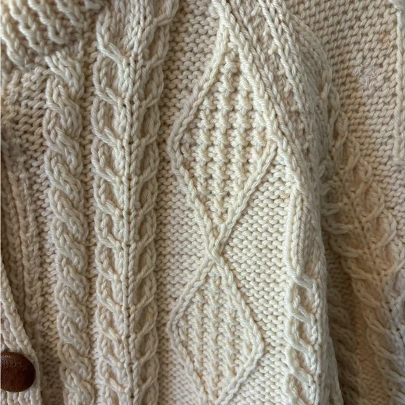 Vintage Irish knit cardigan with wooden buttons - Picture 5 of 6